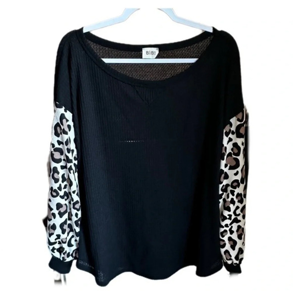 Women’s Medium Black Waffle and Animal Print Material Blouse​ - Picture 2 of 7